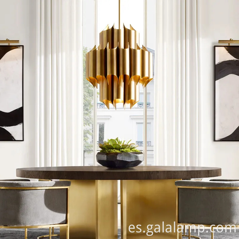 Chandelera moderna de plata y colgante de oro para espacios elegantes
